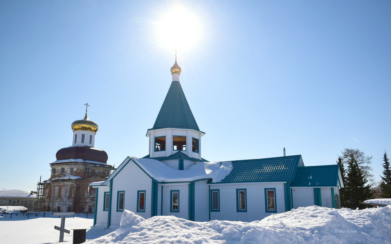 Приход Храма Успения Пресвятой Богородицы в с. Ижма (На заднем плане Церковь Спаса Преображения в с. Ижма).